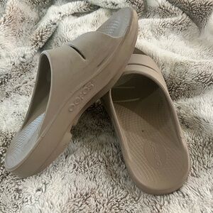 Oofos tan sandles